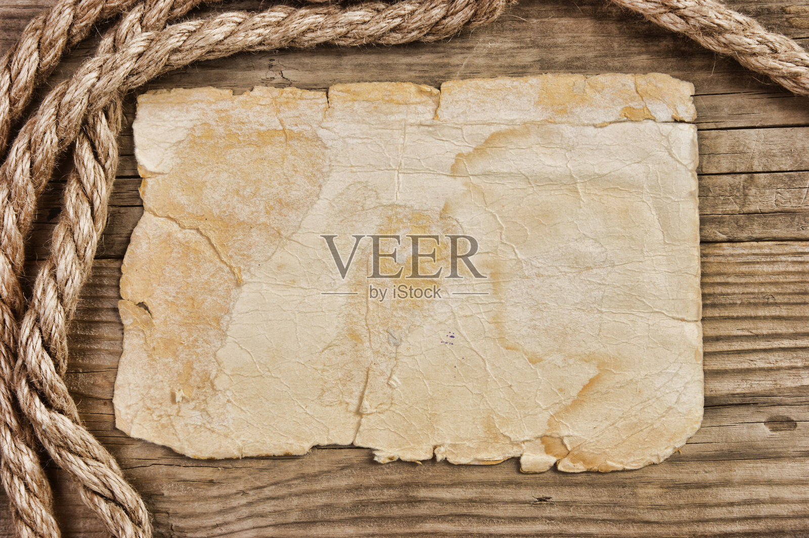 旧木板上的旧纸和绳子照片摄影图片