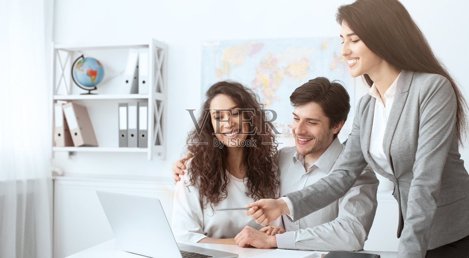 提供旅游服务。旅行社与快乐的客户合作照片摄影图片