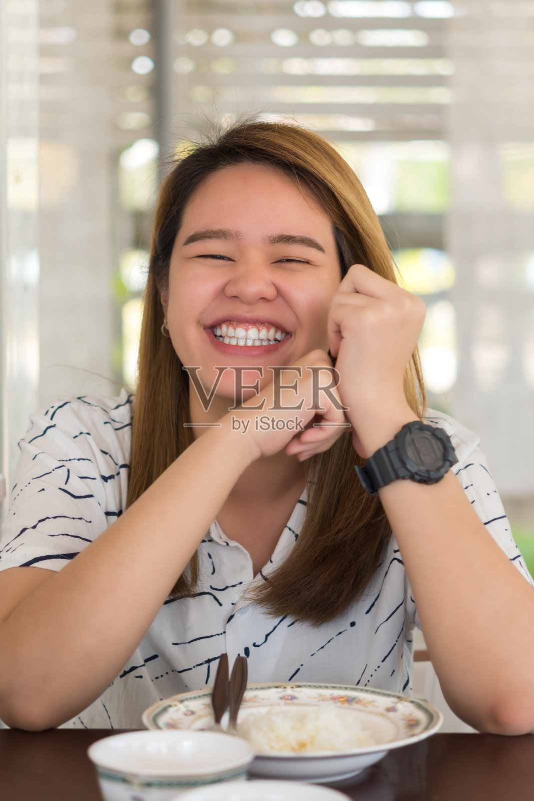 女人在餐厅餐桌旁吃饭照片摄影图片