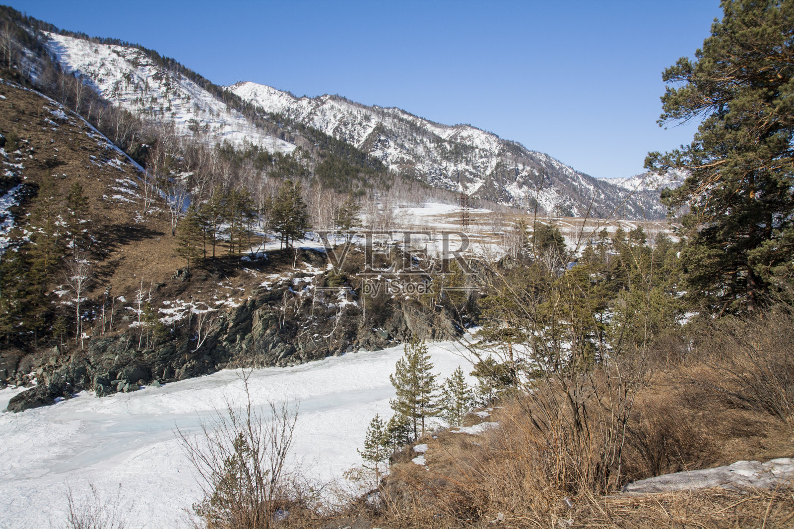 冬天冰下的冰冻山河照片摄影图片