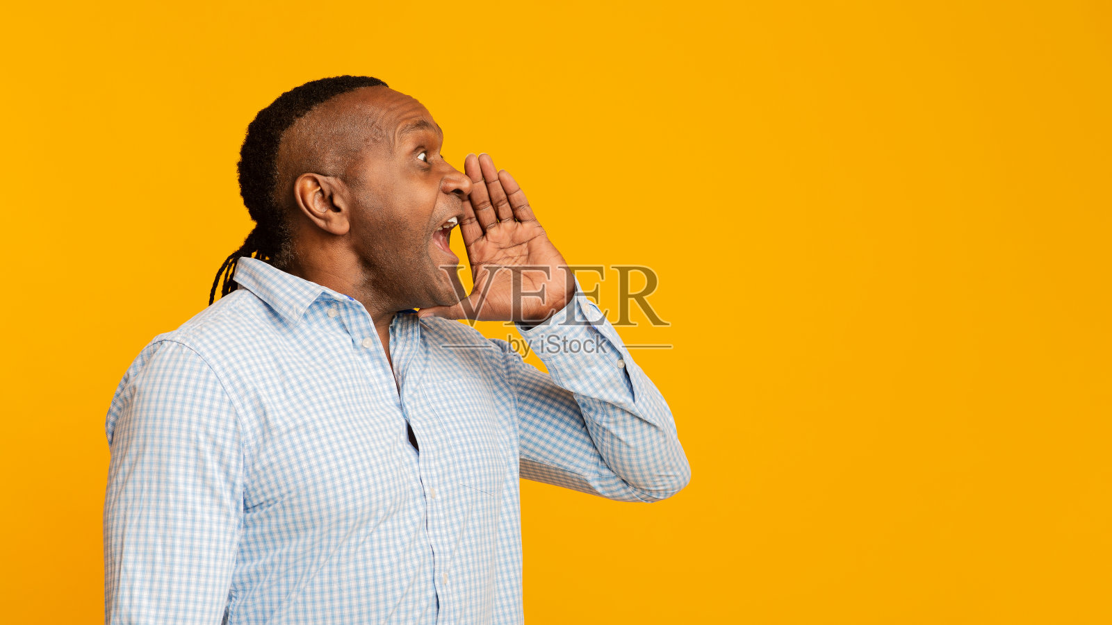 非洲裔中年男人向一旁喊叫照片摄影图片