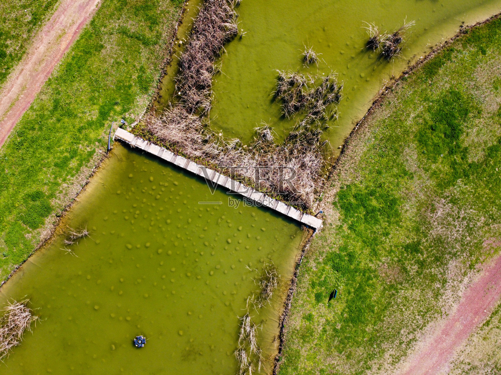 航拍和废弃的卡车停车场照片摄影图片