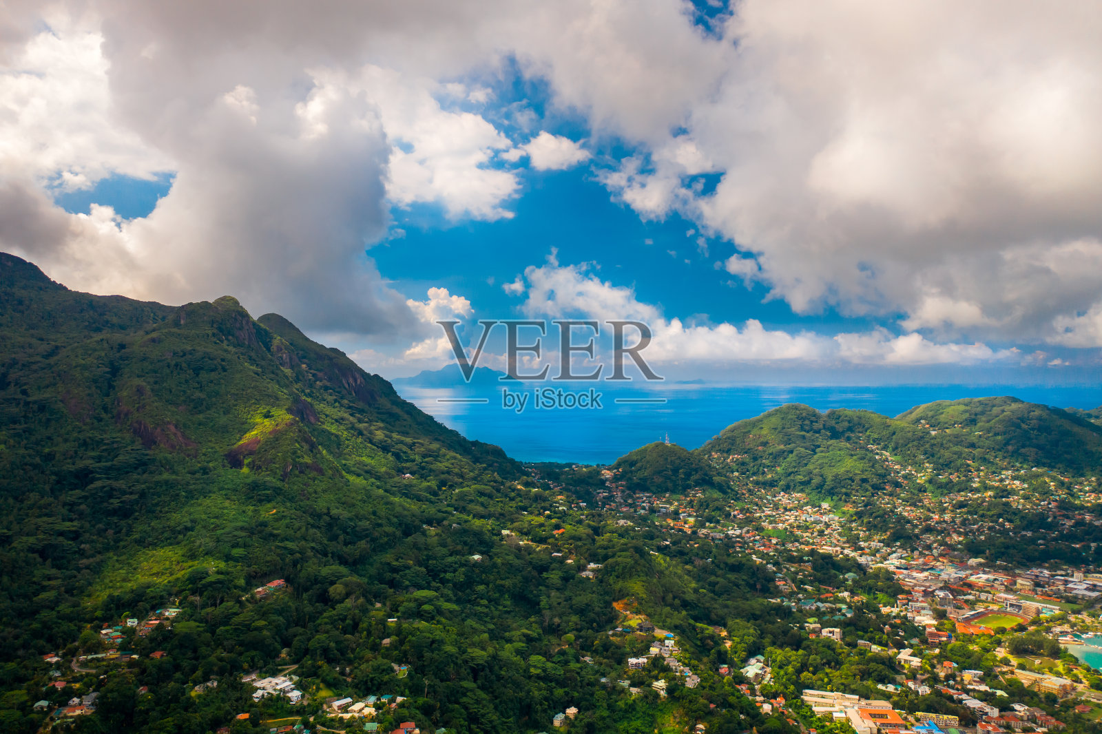 鸟瞰图的热带风景和城市维多利亚，马埃，塞舌尔。照片摄影图片