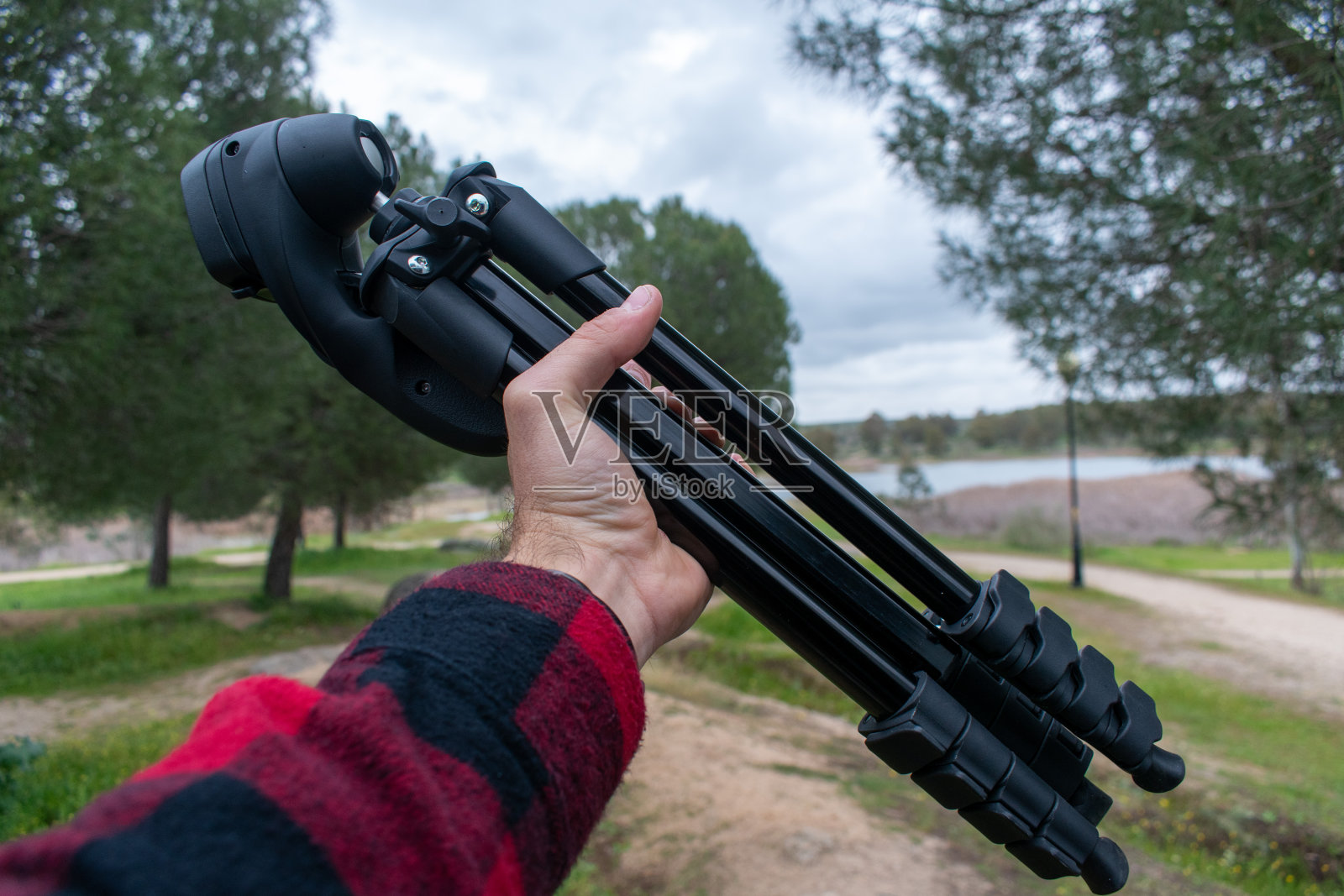 以第一人称拿三脚架照片摄影图片