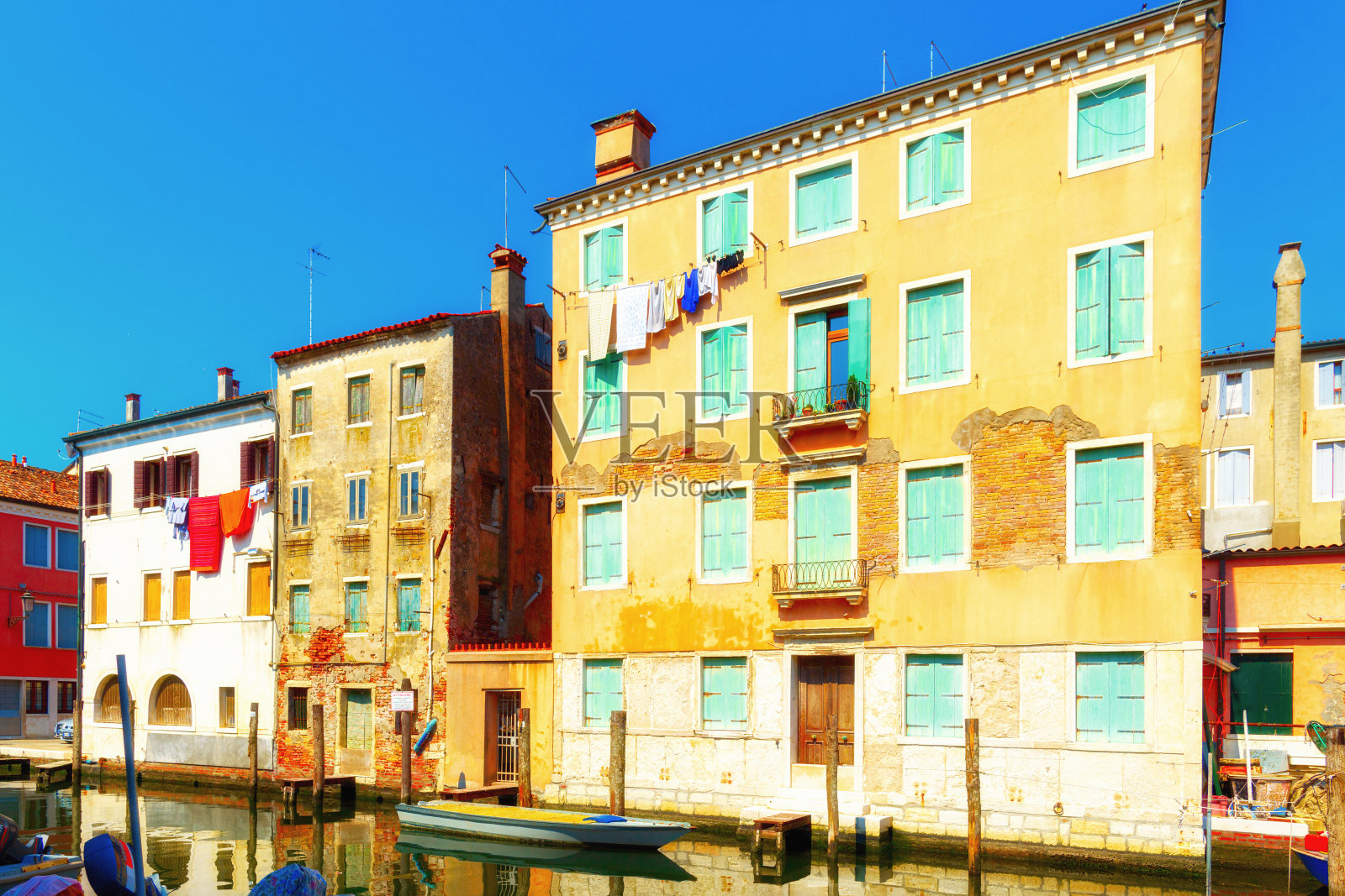 意大利威尼斯。有贡多拉和船只的传统运河街照片摄影图片