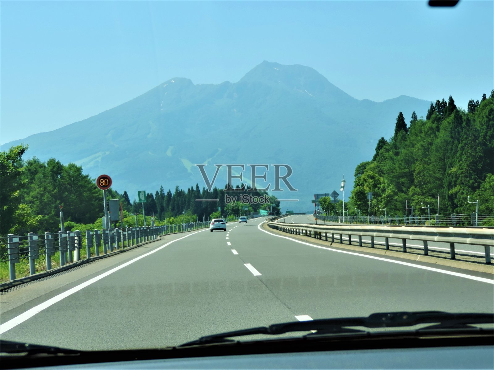 山的方法。日本山梨县的公路。照片摄影图片