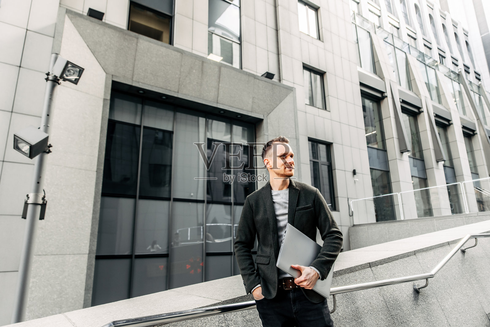 使用笔记本电脑的现代年轻创意商人照片摄影图片