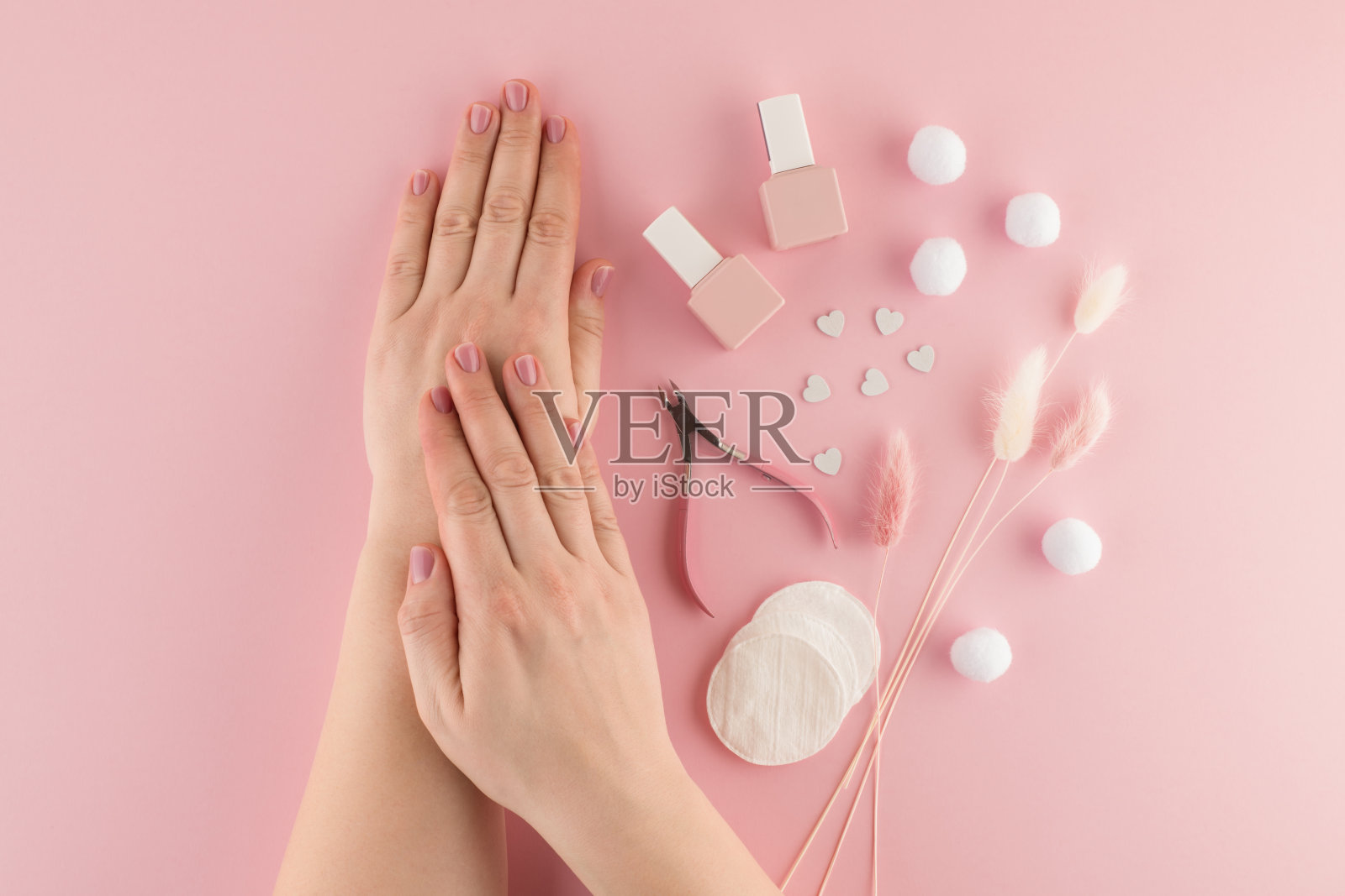 水疗程序后用于皮肤护理和美丽美甲的漂亮女人手照片摄影图片