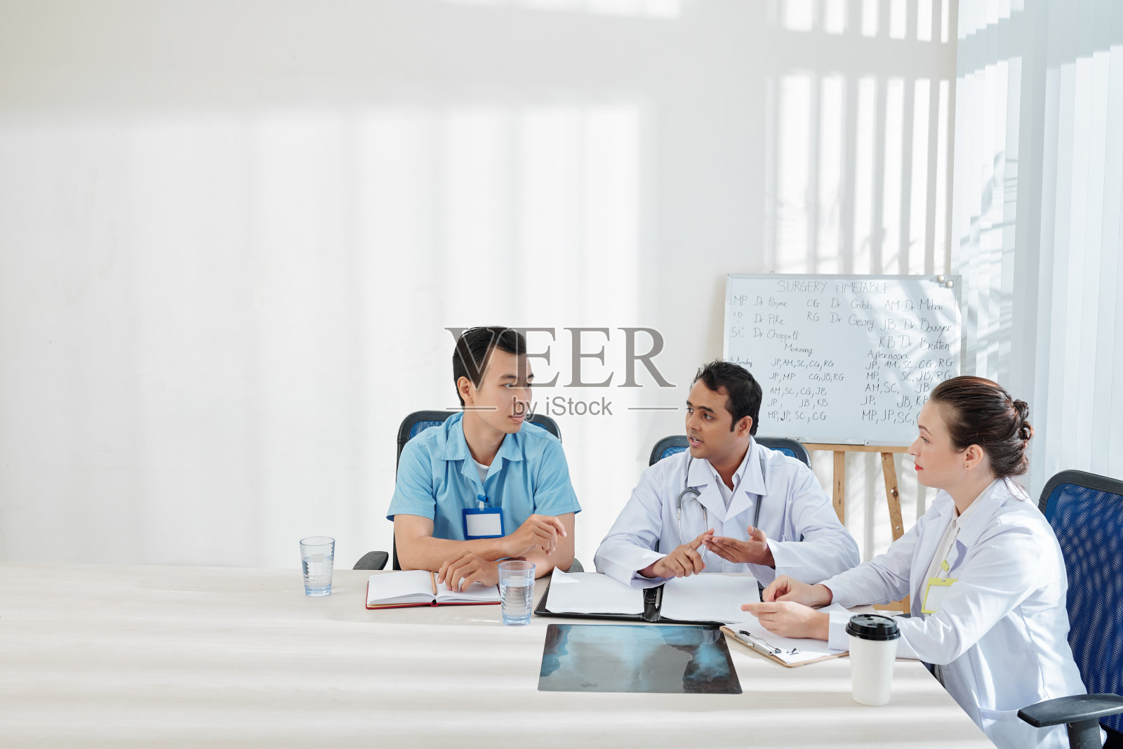 医生讨论预防措施照片摄影图片