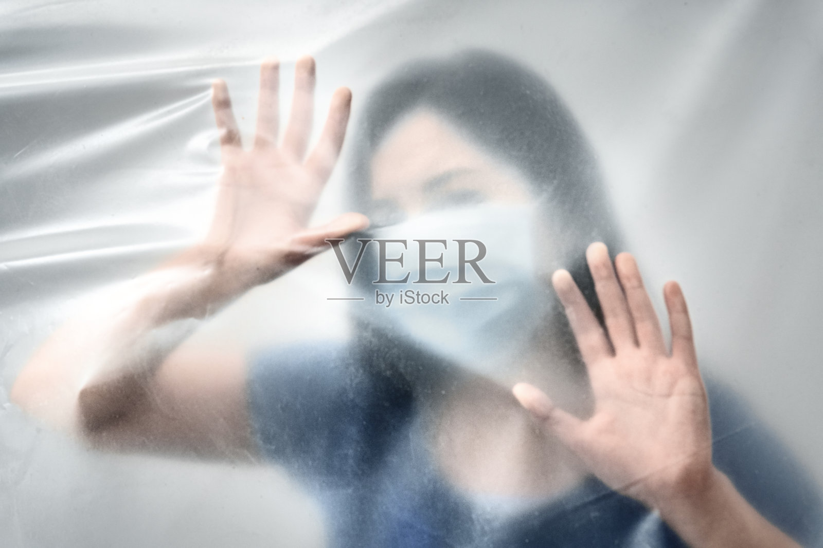 年轻成年亚洲妇女的剪影站在保护屏障后照片摄影图片