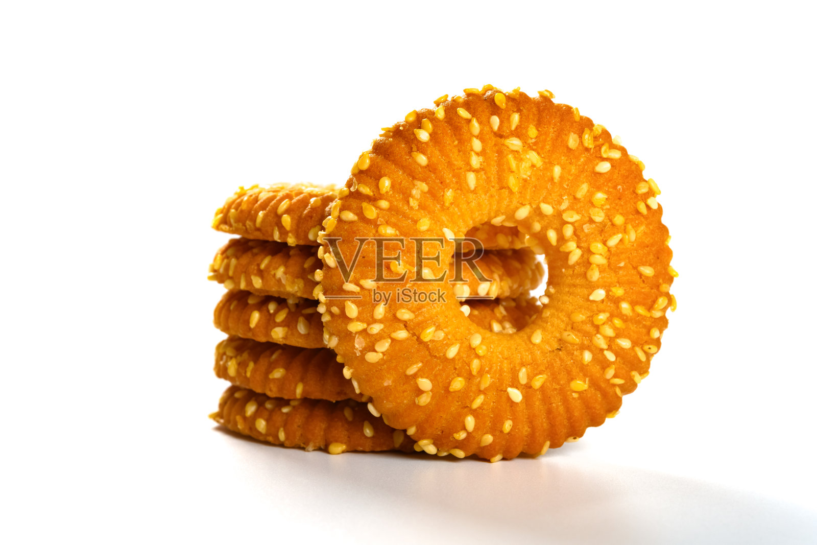 侧视图:白底芝麻脆饼照片摄影图片