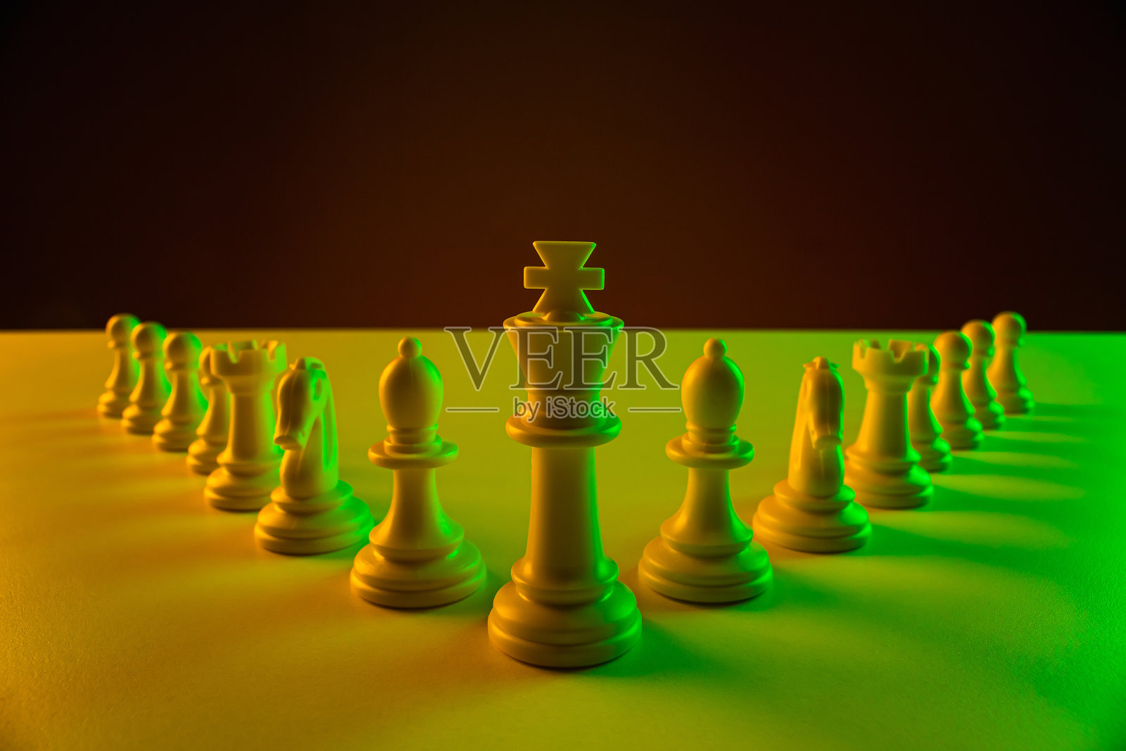 棋盘上的棋子，建筑，游戏。对抗、事业、竞争、创业、脑力之战的概念。照片摄影图片