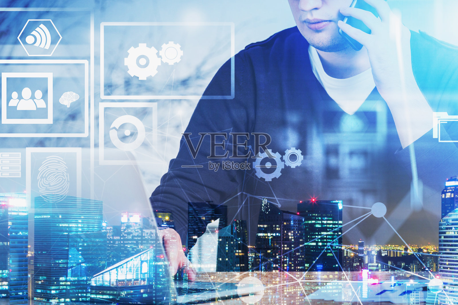 城市中手拿手机和笔记本电脑的男子照片摄影图片