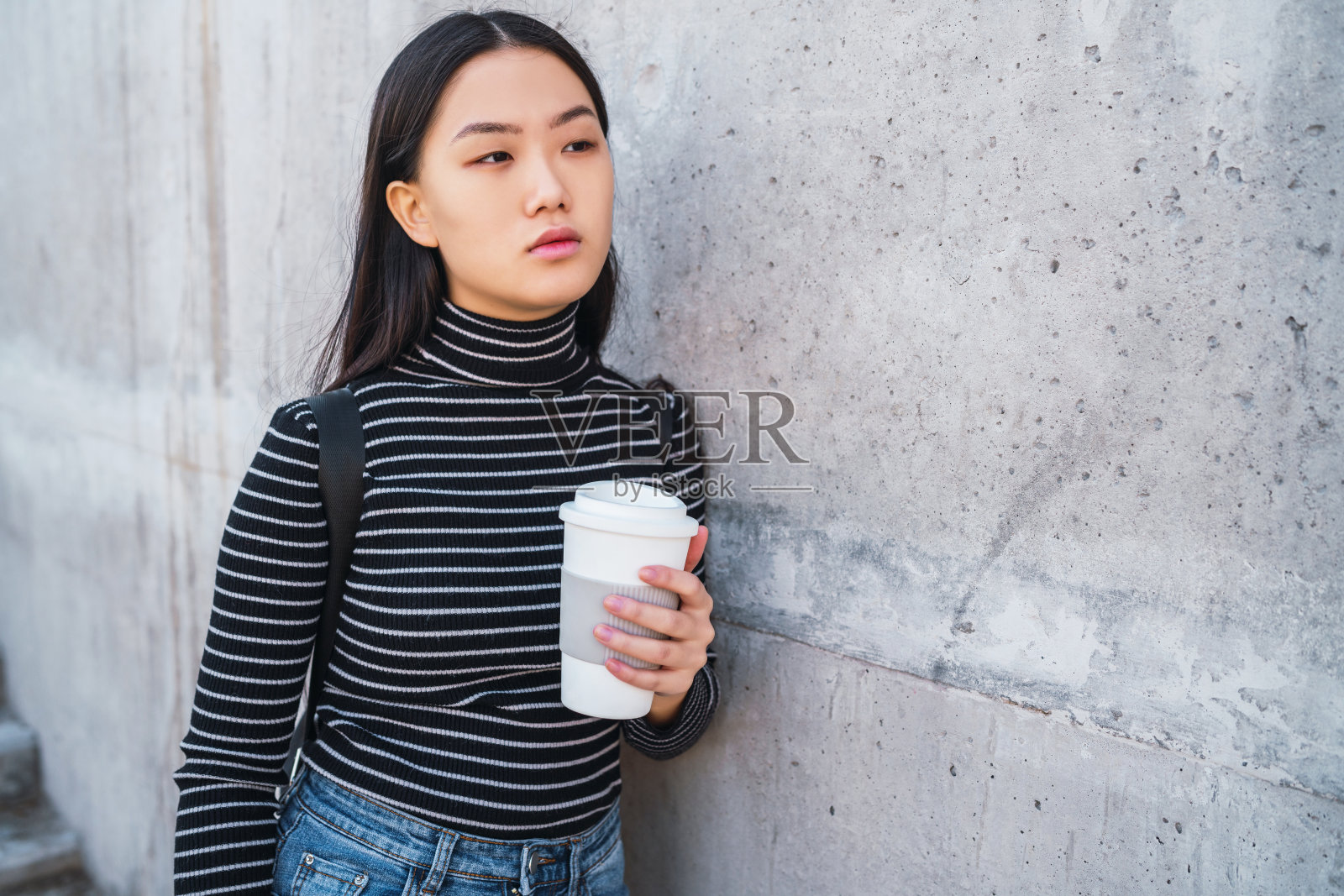 手持咖啡杯的亚洲女性照片摄影图片