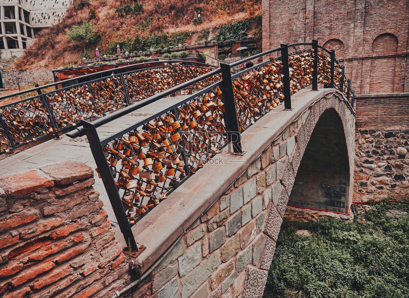 格鲁吉亚第比利斯Narikala堡下布满爱锁的空爱情桥，宽照片摄影图片