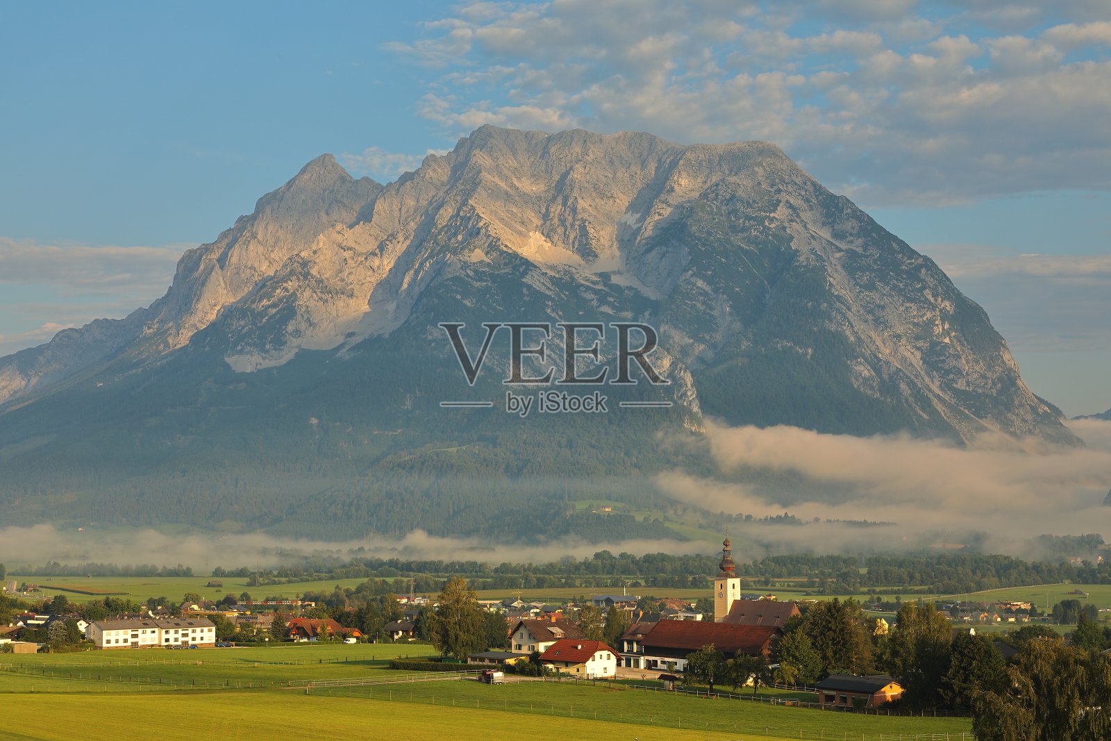奥地利阿尔卑斯山(Alpes, Alpen, Alpi, Alps, Alpe) Irdning Village和Dachsteingebirge的Grimming Peak的薄雾日出特写(Österreich)照片摄影图片