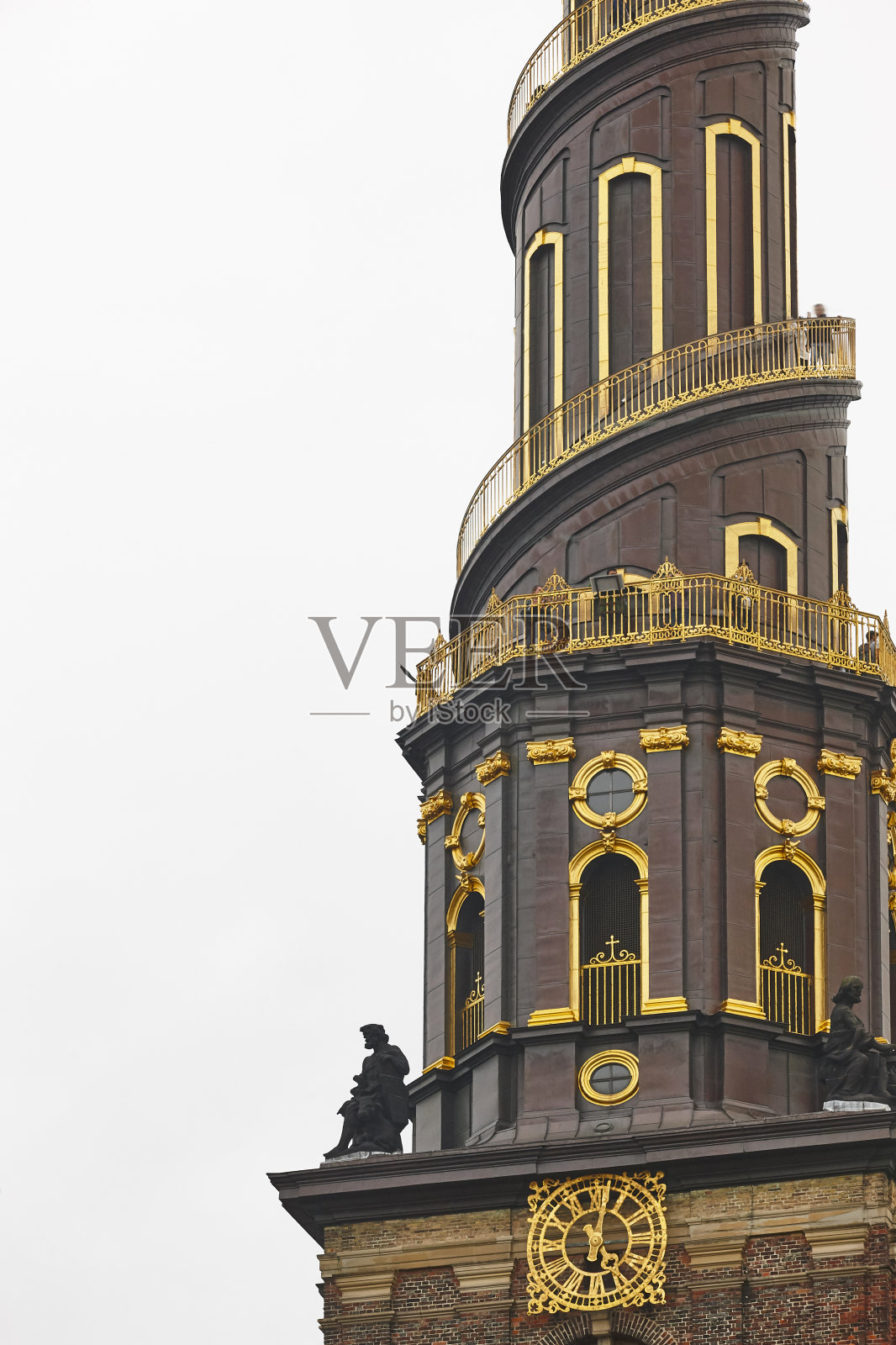 哥本哈根伏尔教堂古老的著名的蛇形塔。丹麦照片摄影图片