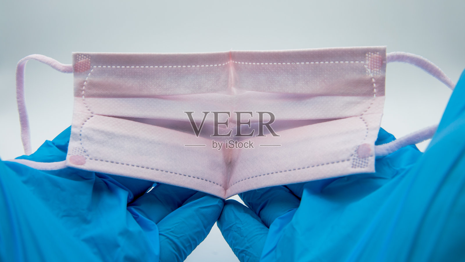 戴蓝色手套戴口罩以预防病毒的视角照片摄影图片