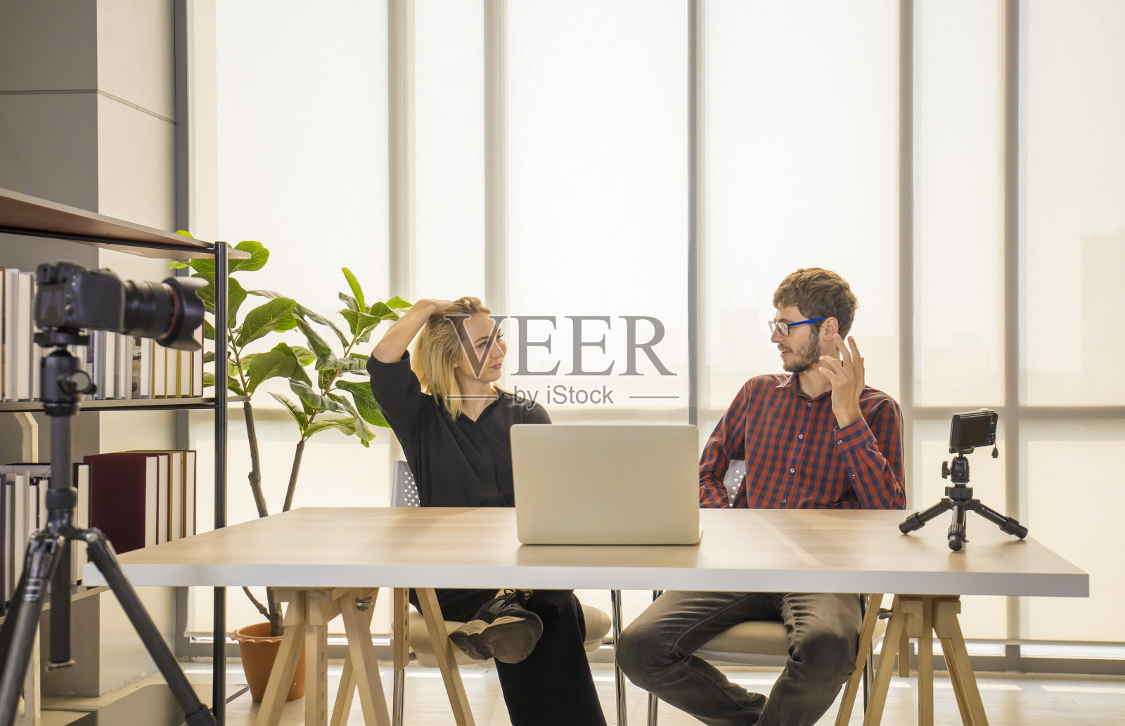 两位年轻的内容创作者直播录制网络视频节目照片摄影图片