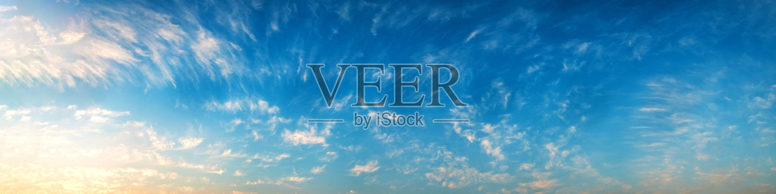 戏剧性的充满活力的色彩和美丽的云彩日出和日落全景。照片摄影图片