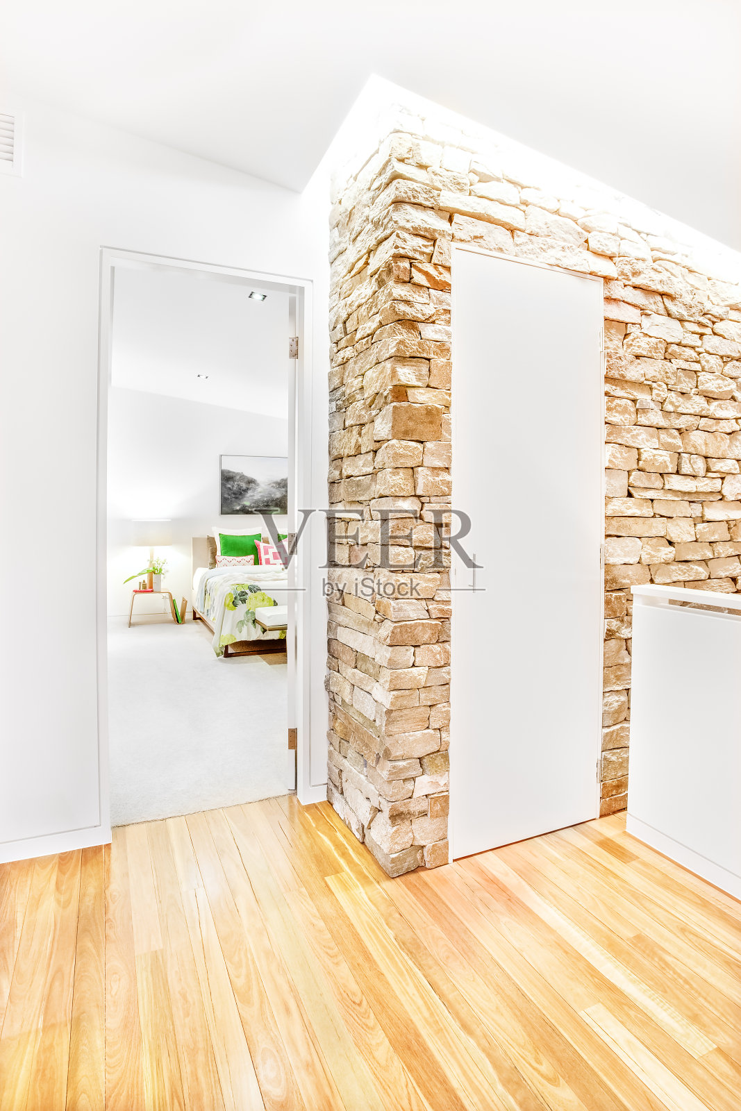 石墙和木质地板的开放式入口照片摄影图片