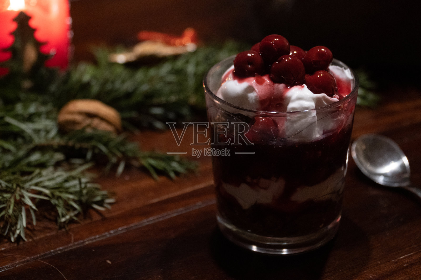 有巧克力、奶油和樱桃的素食甜点，放在有圣诞装饰的桌子上照片摄影图片