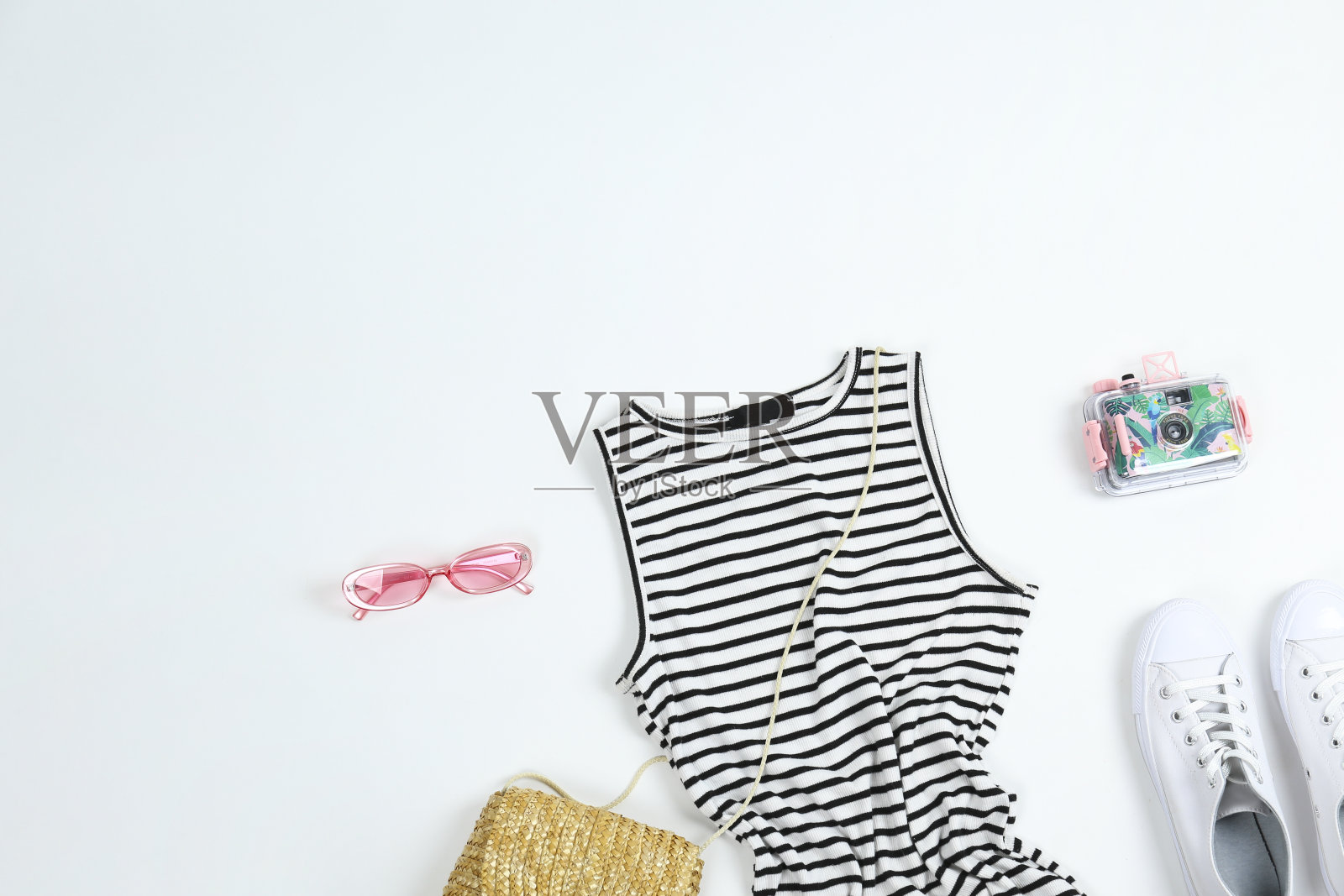 白色背景上的春夏女装套装照片摄影图片