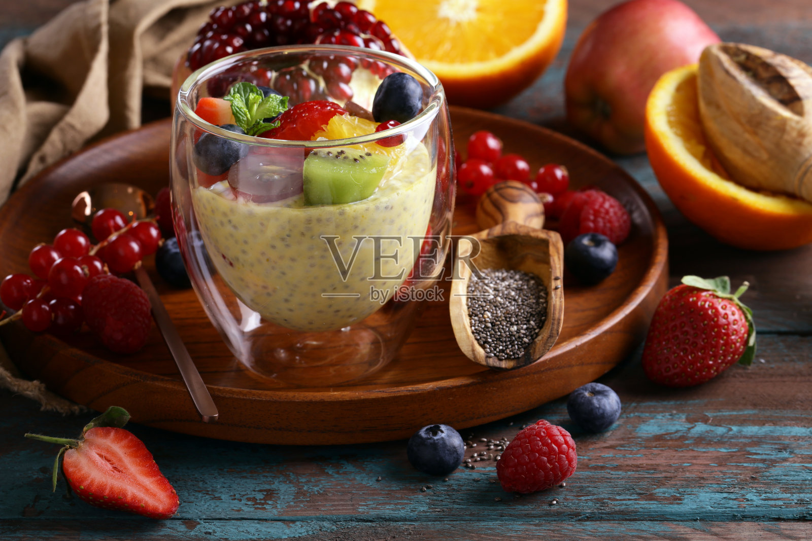 奇亚种子布丁与浆果照片摄影图片