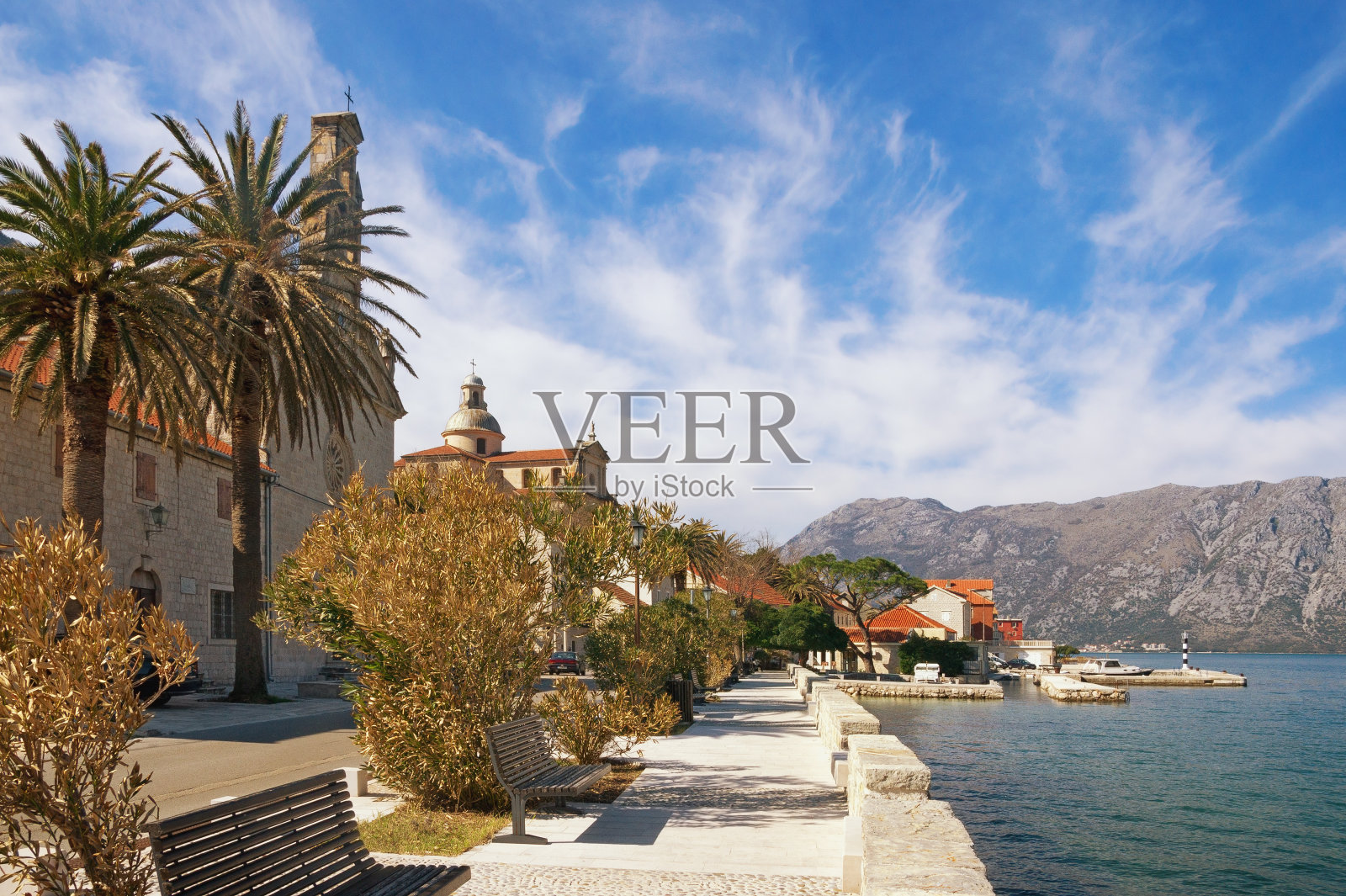 黑山,亚得里亚海。科托尔湾和Prcanj镇的景色照片摄影图片