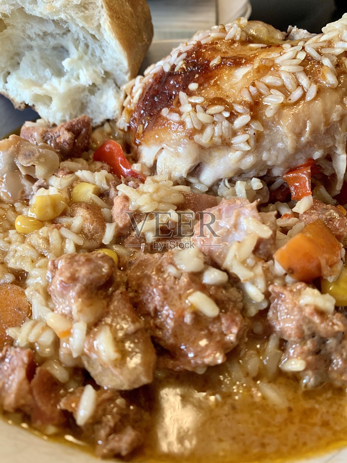 肉炖饭和法式长棍面包照片摄影图片