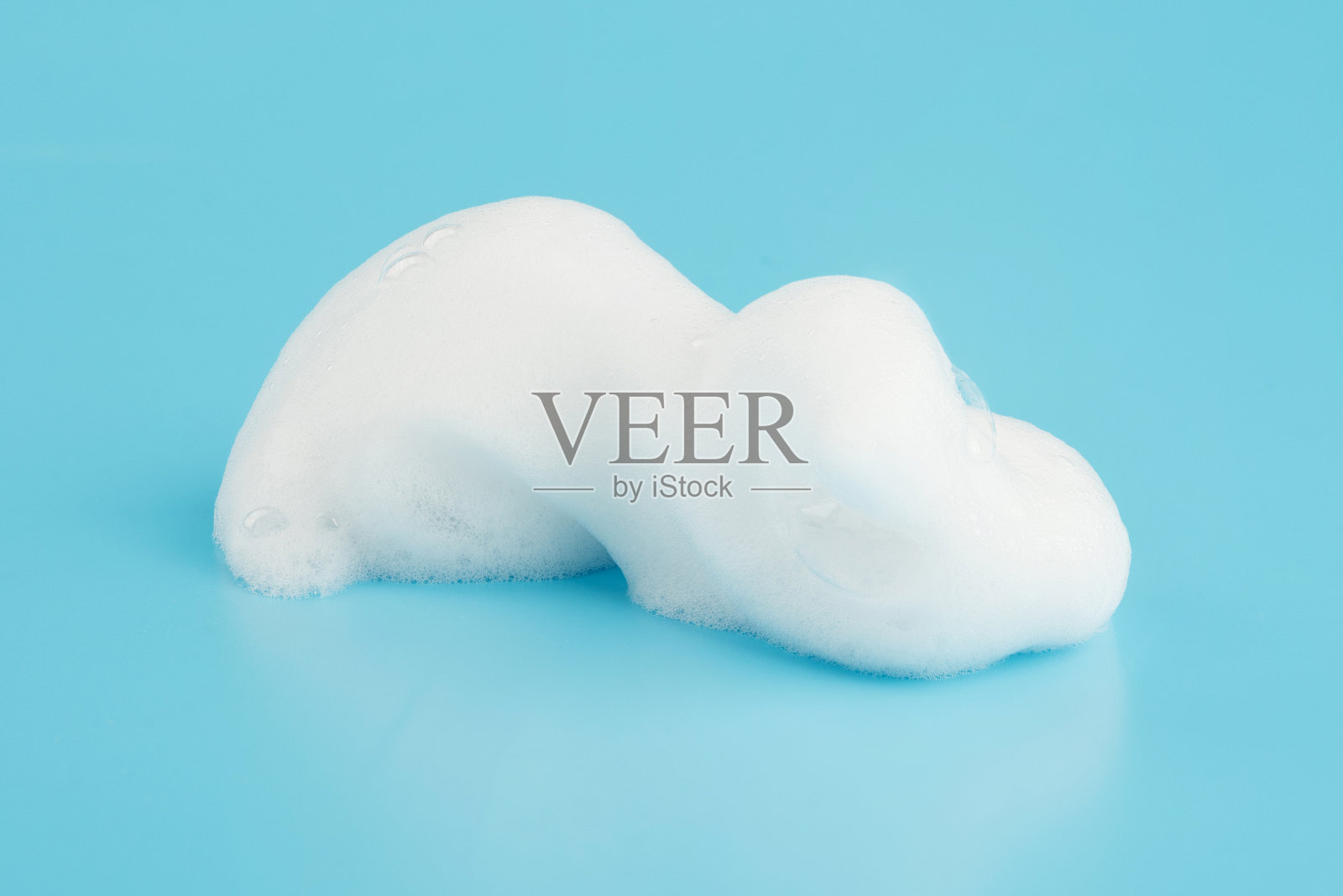 肥皂泡沫泡沫隔离上的蓝色背景物体美保健概念照片摄影图片