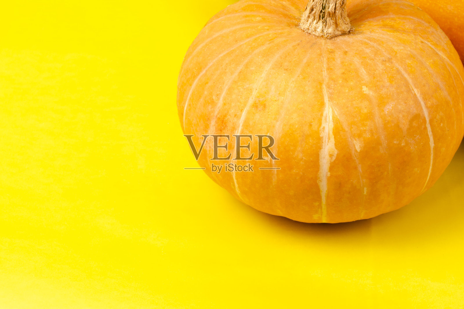 万圣节南瓜装饰在黄橙色的背景照片摄影图片