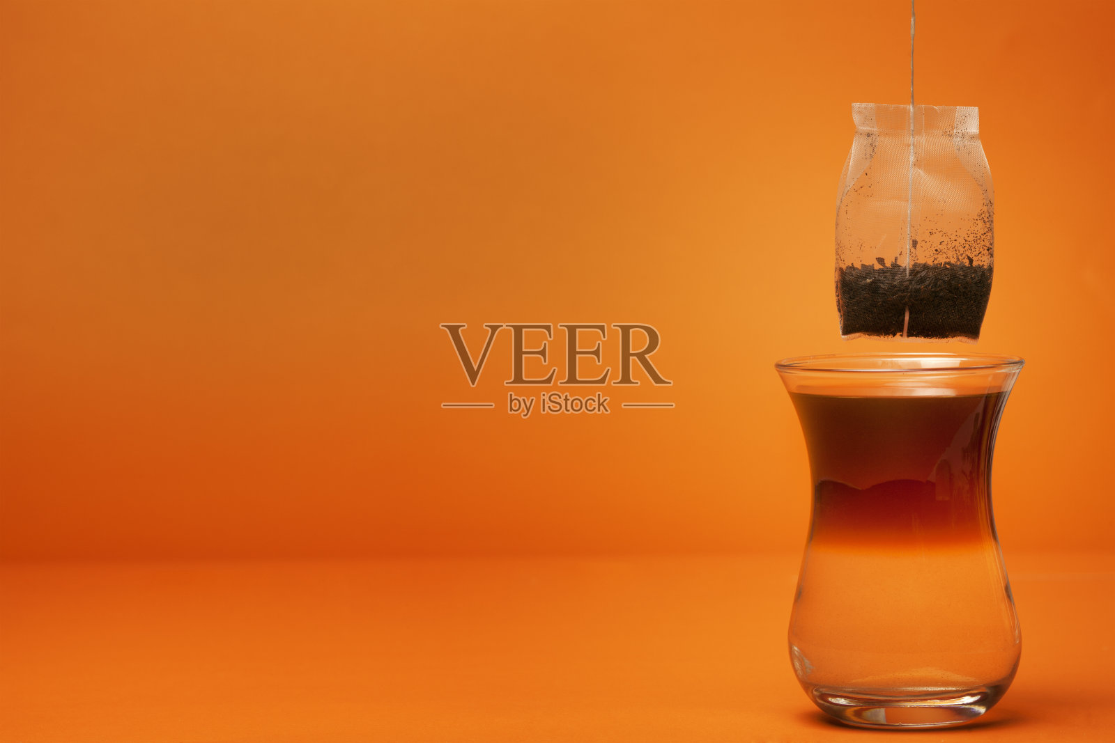 橙色背景的茶照片摄影图片