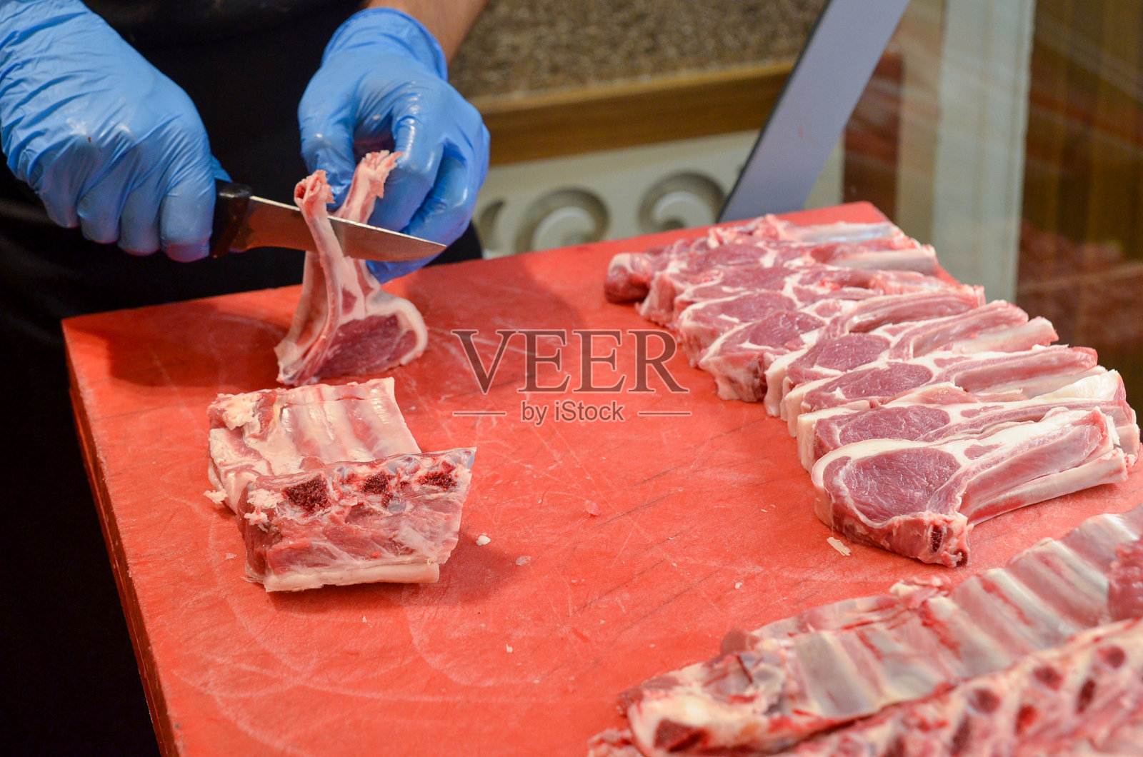 屠夫切肉的照片照片摄影图片