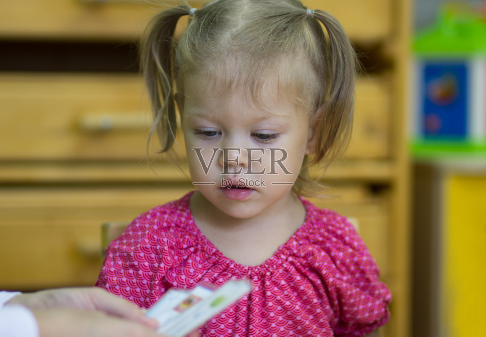 两岁白人儿童在课堂上看着卡片照片摄影图片