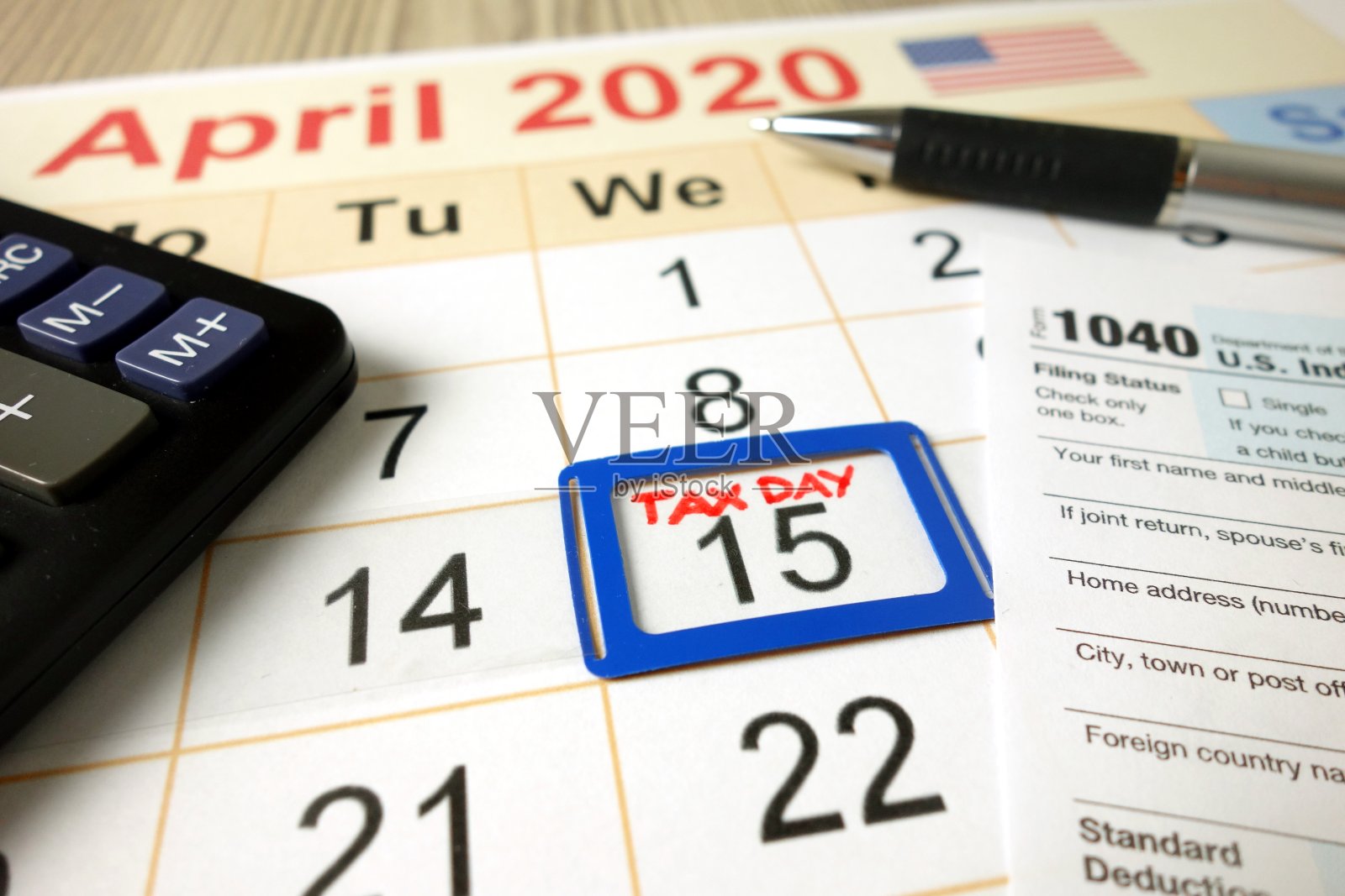日历显示日期2020年4月15日，1040表格和计算器照片摄影图片
