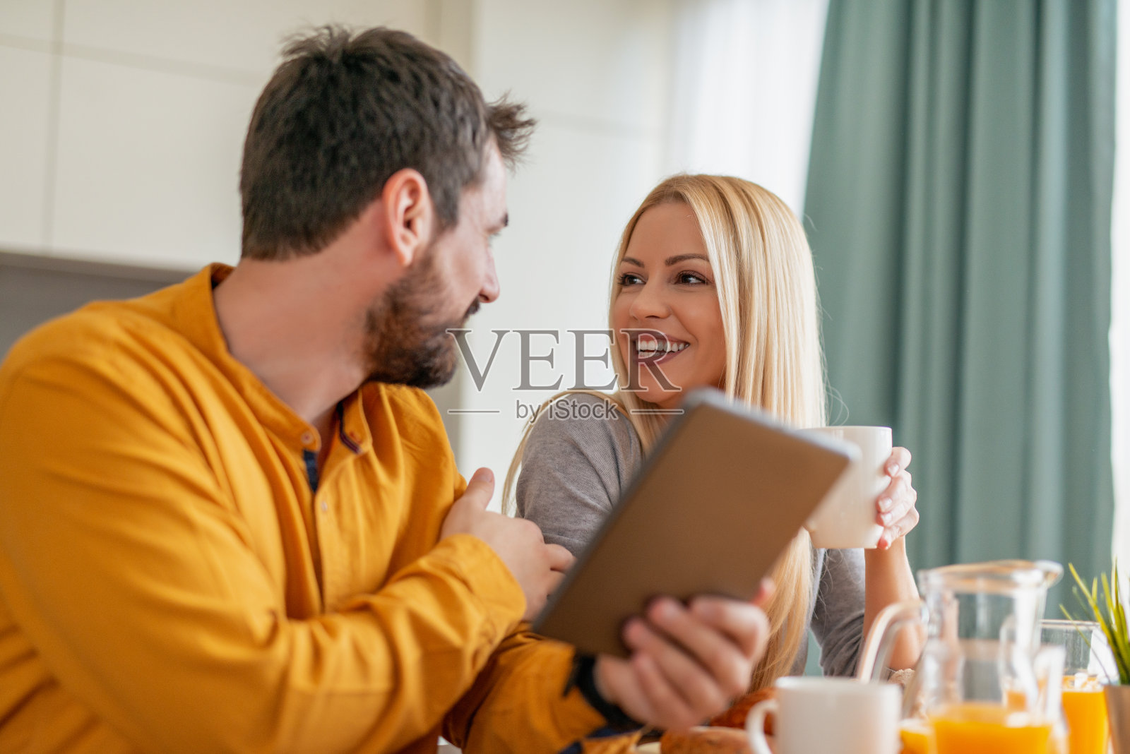 早上好，幸福的夫妇在家一起享用早餐照片摄影图片