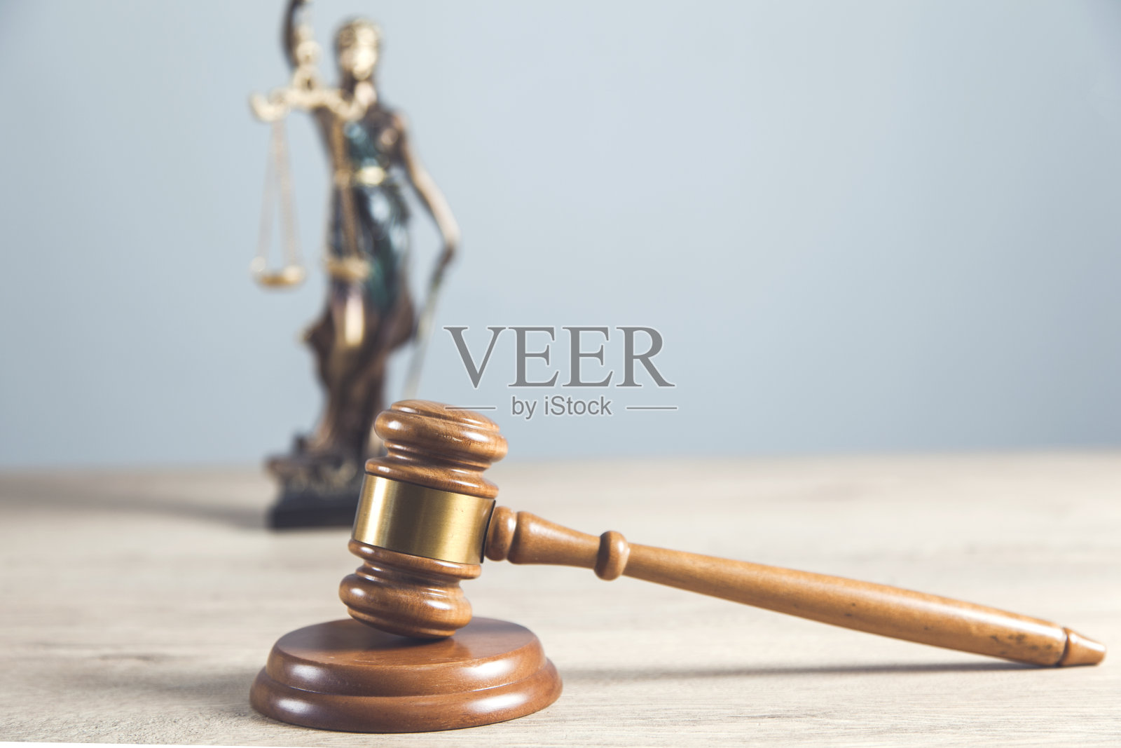 木制法官与正义女神像照片摄影图片