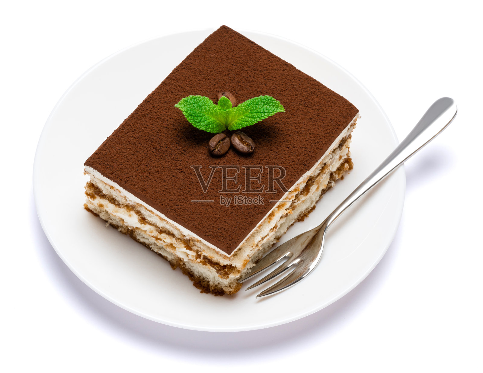 传统的意大利提拉米苏方形甜点部分在陶瓷盘孤立的白色背景与剪切路径照片摄影图片