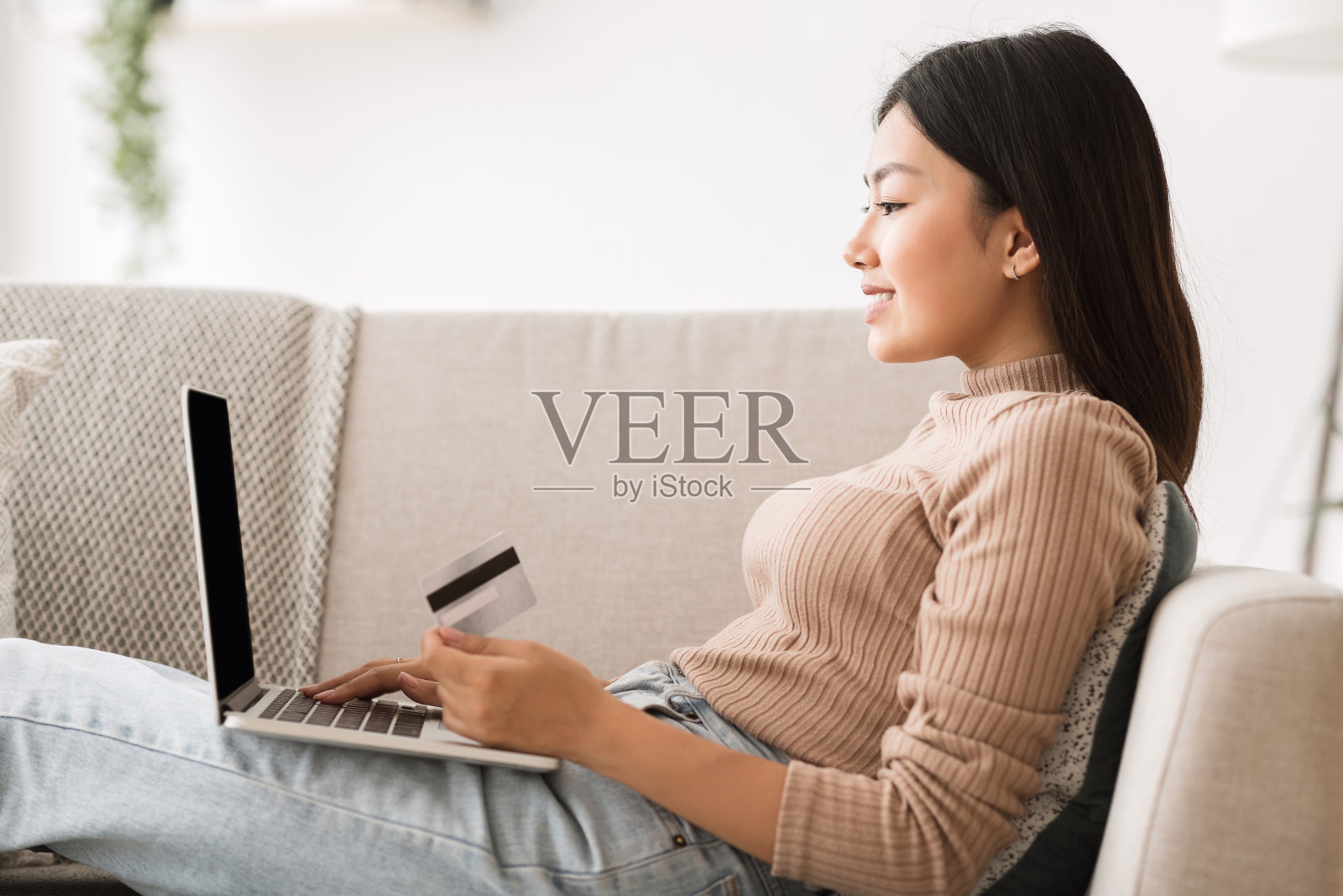 网上银行：女孩在网上购物照片摄影图片