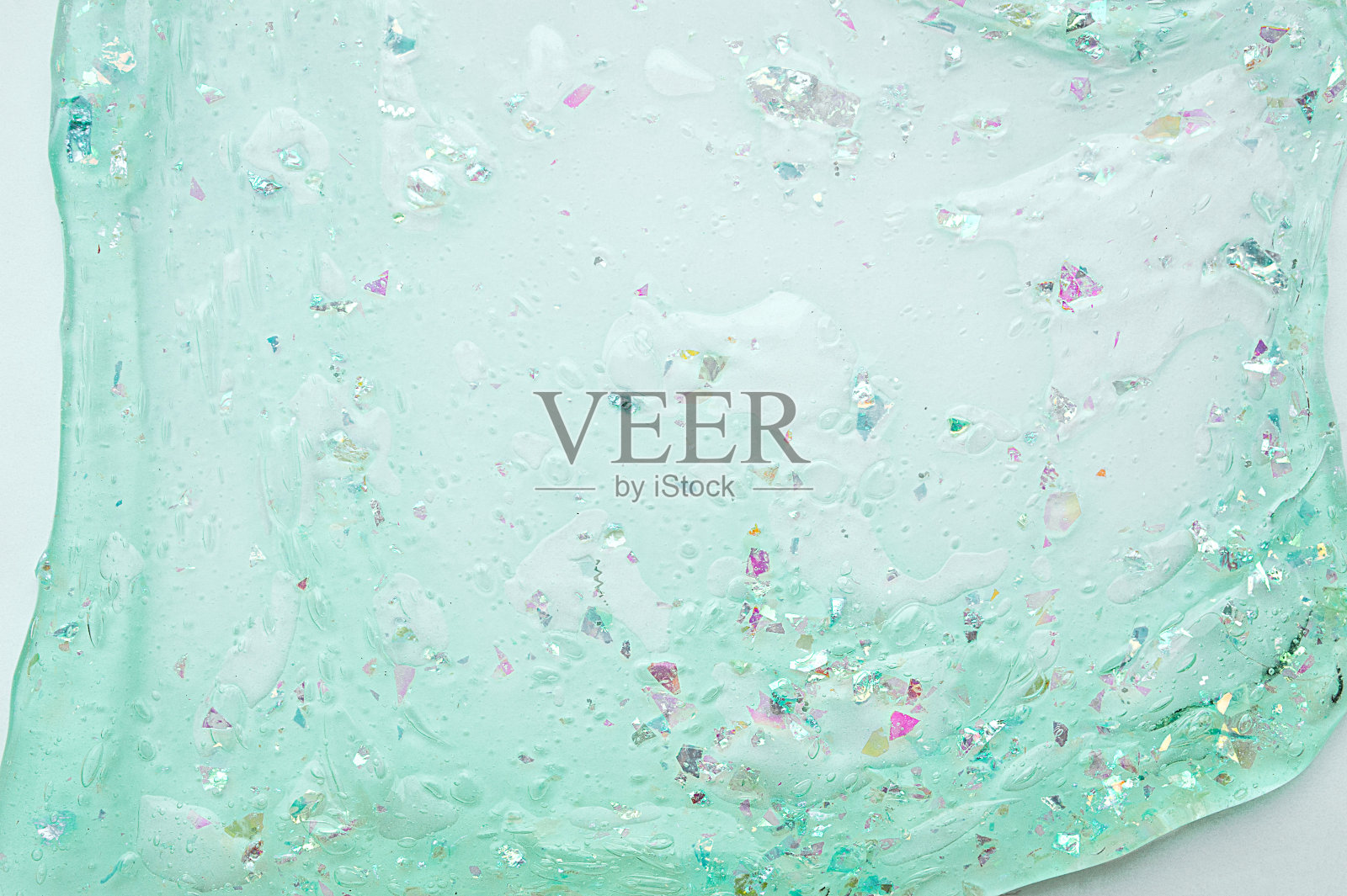 薄荷黏液与火花和氧气泡泡流下干净的白色背景上的铭文。照片摄影图片