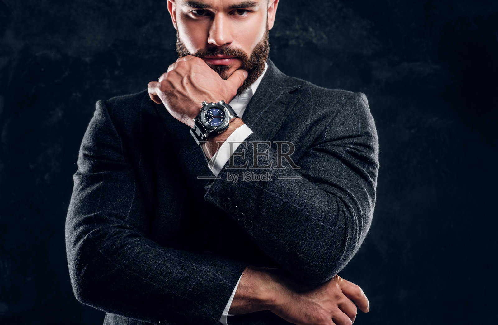 深色摄影棚里的优雅商人肖像照片摄影图片