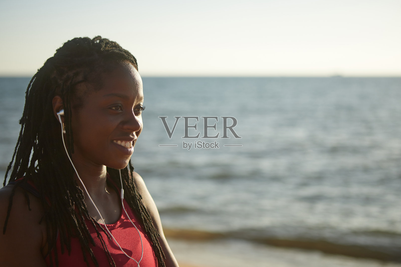 在海滩上微笑的女人照片摄影图片