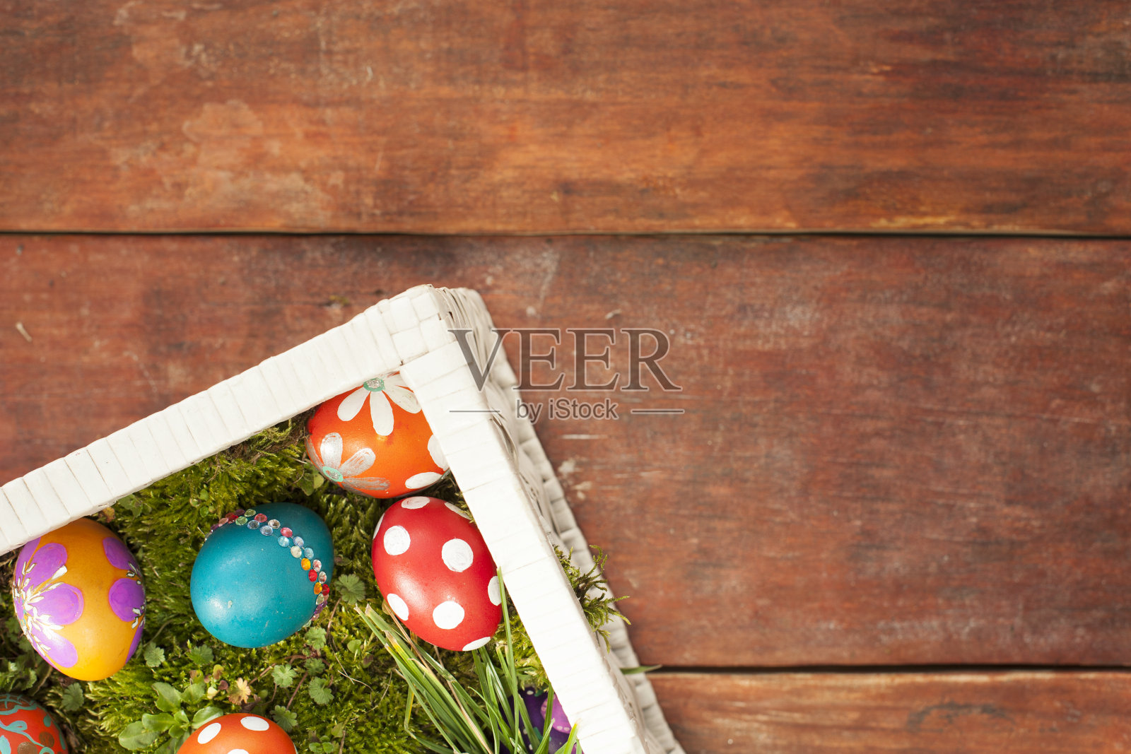 将东方彩蛋与木板上的传统图案混合在一起照片摄影图片