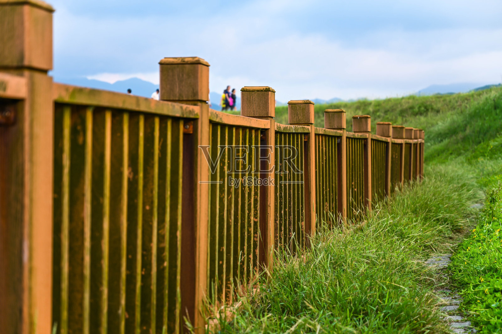 公园里的木栏杆。照片摄影图片