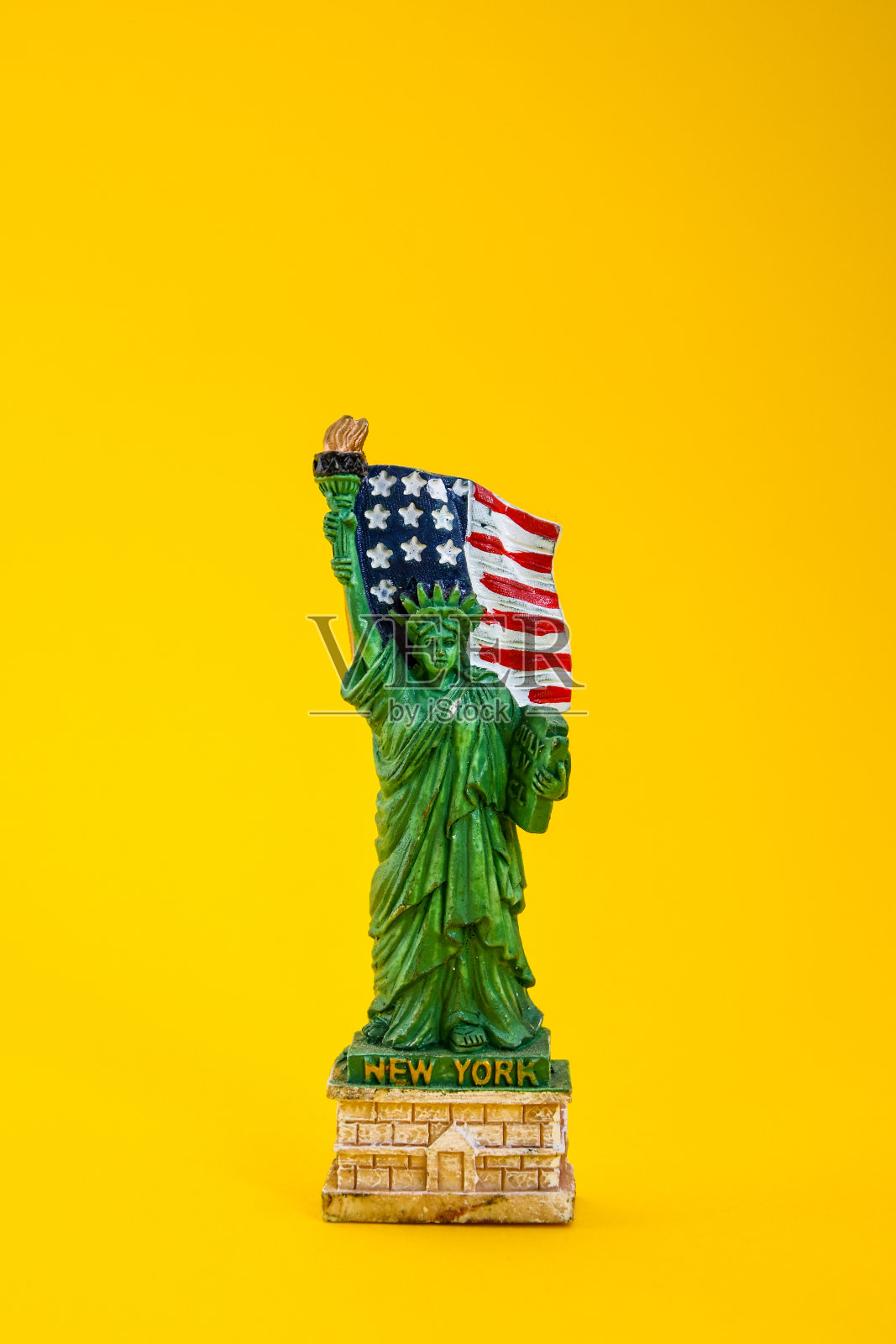 黄色背景上的纽约磁石，自由女神像，旅游概念照片摄影图片