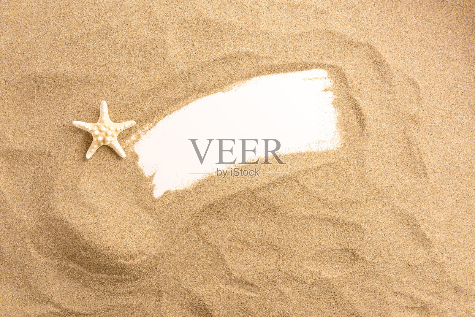 白色背景上的沙子。夏季背景与复制空间和框架的文本。前视图。照片摄影图片