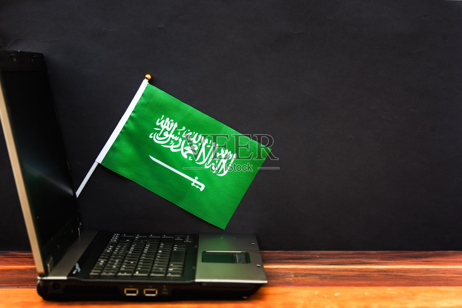 沙特阿拉伯国旗在笔记本电脑上照片摄影图片