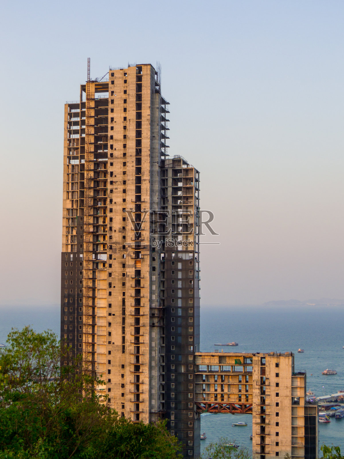 芭堤雅未完工的摩天大楼照片摄影图片