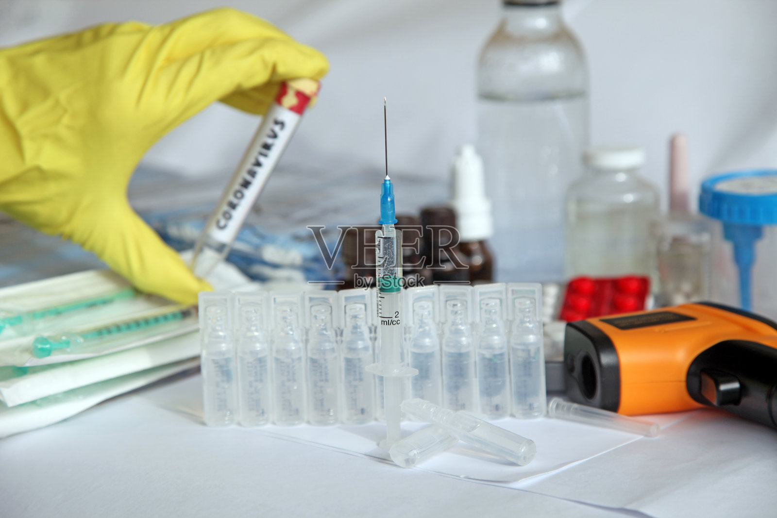 科学家和医生致力于研发新冠疫苗照片摄影图片